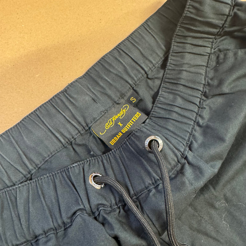 Detailansicht: Sourced limited accessories and clothes Ed Hardy x Urban Outfitters vintage cargos – Logo, Nähte oder Material