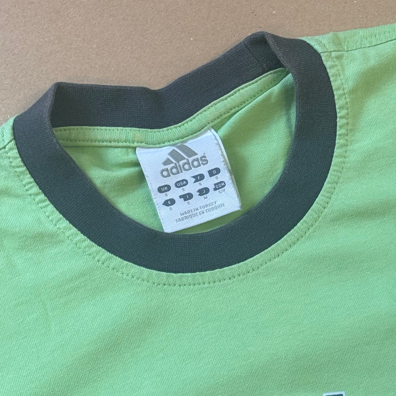 Detailansicht: Sourced limited accessories and clothes Adidas vintage green graphic t-shirt – Logo, Nähte oder Material