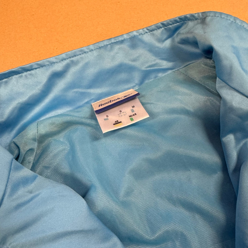 Detailansicht: Sourced limited accessories and clothes Reebok 56 oversized skyblue track jacket – Logo, Nähte oder Material