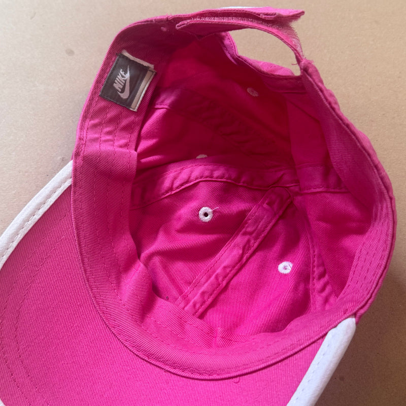 Detailansicht: Sourced limited accessories and clothes Pink vintage 90s Nike cap – Logo, Nähte oder Material