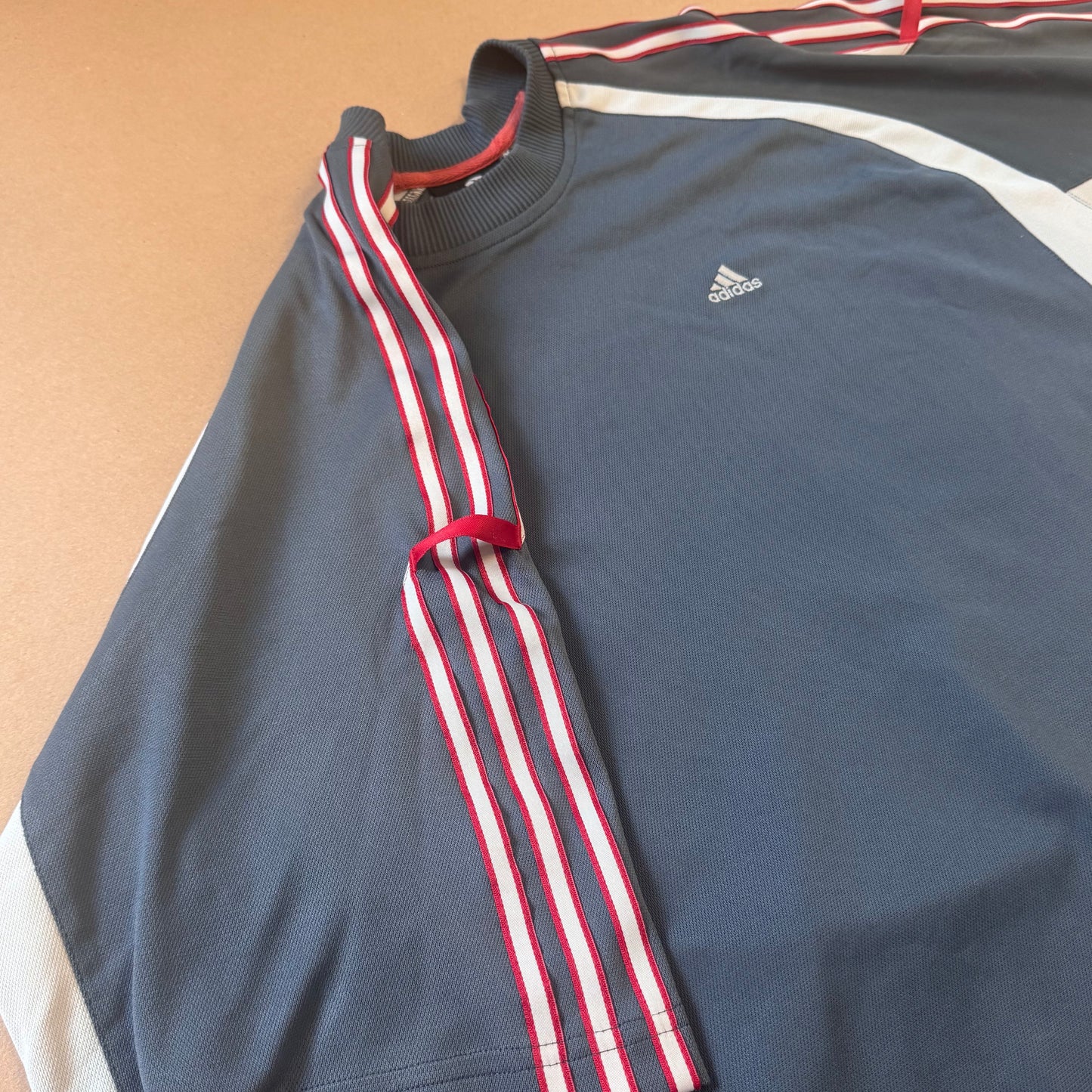 Adidas sports streetwear 00s t-shirt