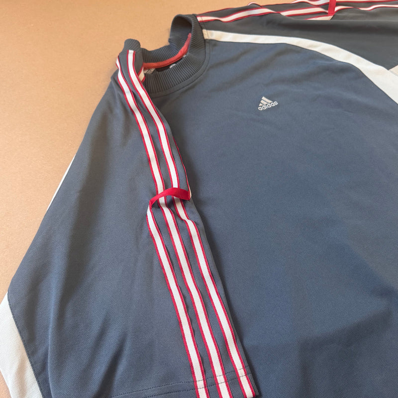 Detailansicht: Sourced limited accessories and clothes Adidas sports streetwear 00s t-shirt – Logo, Nähte oder Material