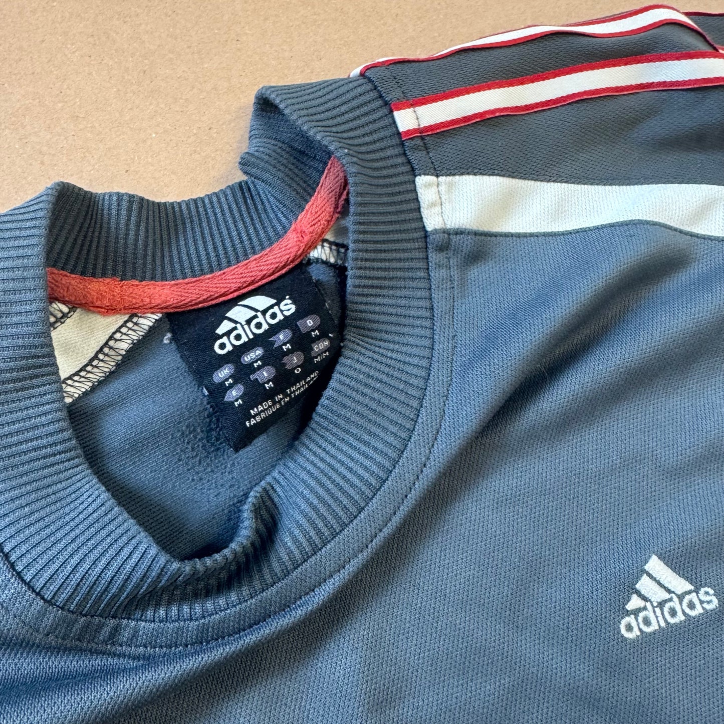 Adidas sports streetwear 00s t-shirt