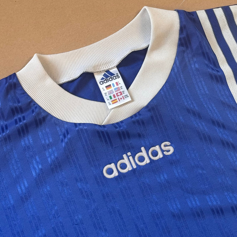 Detailansicht: Sourced limited accessories and clothes Adidas vintage 90s blue sports t-shirt – Logo, Nähte oder Material