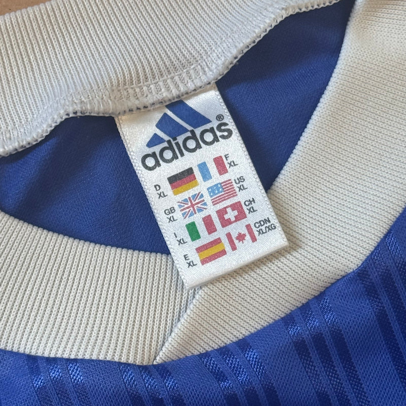 Detailansicht: Sourced limited accessories and clothes Adidas vintage 90s blue sports t-shirt – Logo, Nähte oder Material