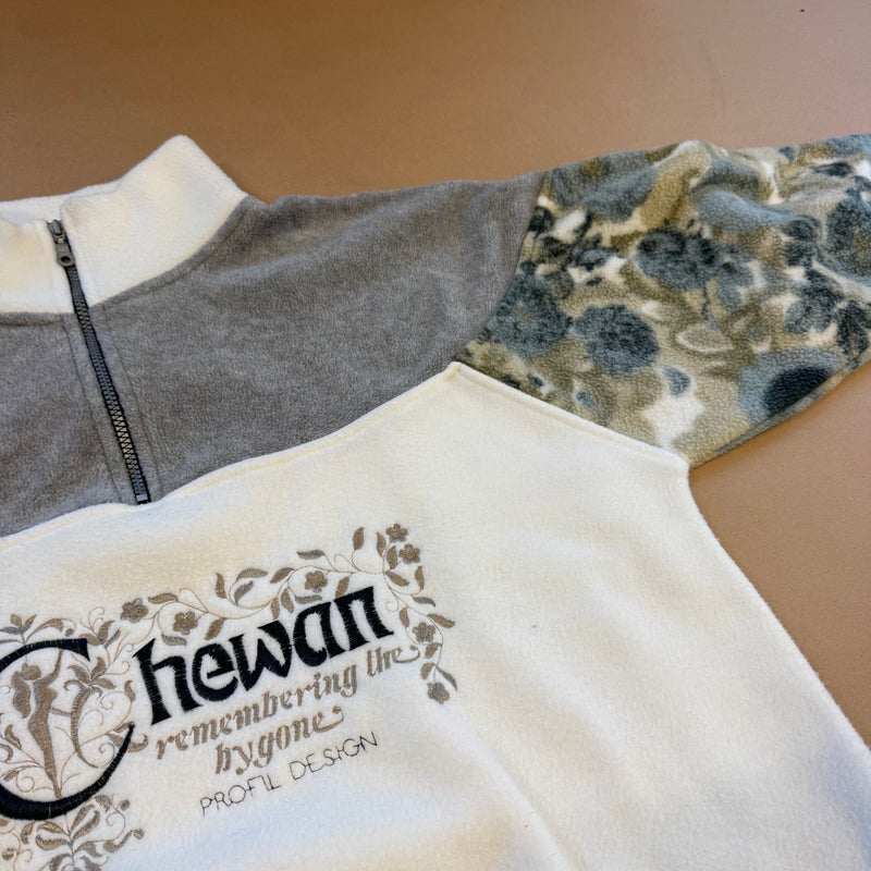 Detailansicht: Sourced limited accessories and clothes Vintage Chewan white fleece sweatshirt – Logo, Nähte oder Material