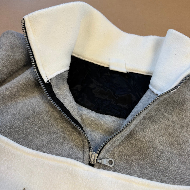 Detailansicht: Sourced limited accessories and clothes Vintage Chewan white fleece sweatshirt – Logo, Nähte oder Material
