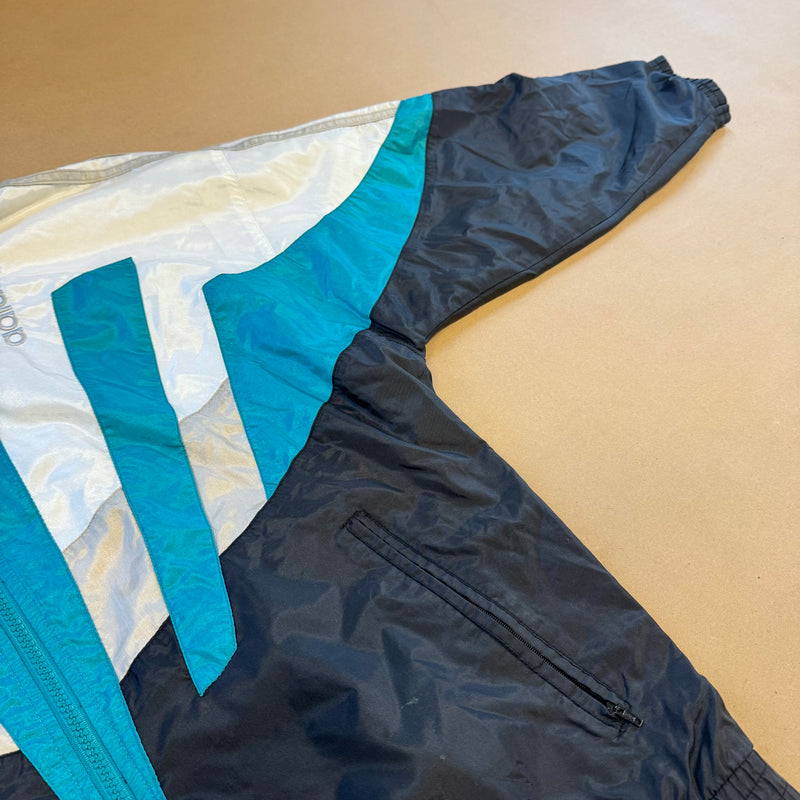 Detailansicht: Sourced limited accessories and clothes Vintage Adidas sports 90s track jacket – Logo, Nähte oder Material
