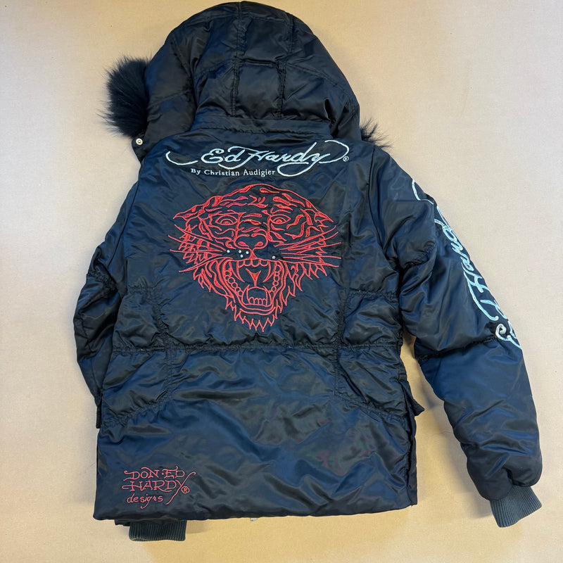 Detailansicht: Sourced limited accessories and clothes Ed Hardy y2k rhinestones winter jacket – Logo, Nähte oder Material
