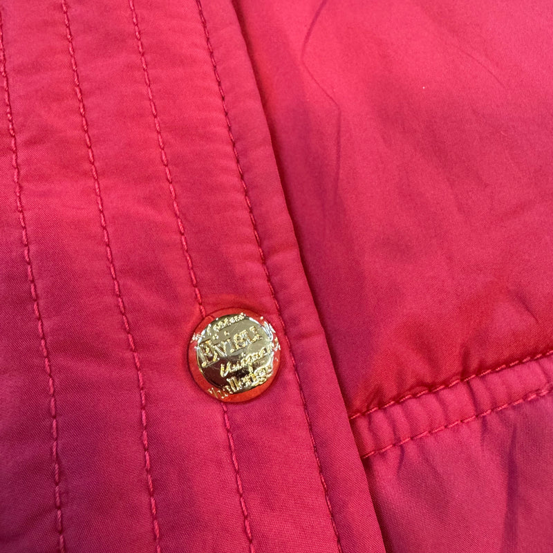 Detailansicht: Sourced limited accessories and clothes Evisu vintage red and golden puffer jacket – Logo, Nähte oder Material