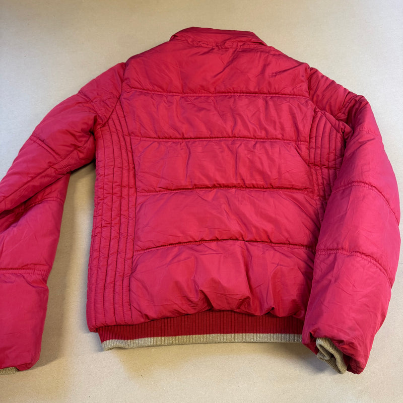 Detailansicht: Sourced limited accessories and clothes Evisu vintage red and golden puffer jacket – Logo, Nähte oder Material