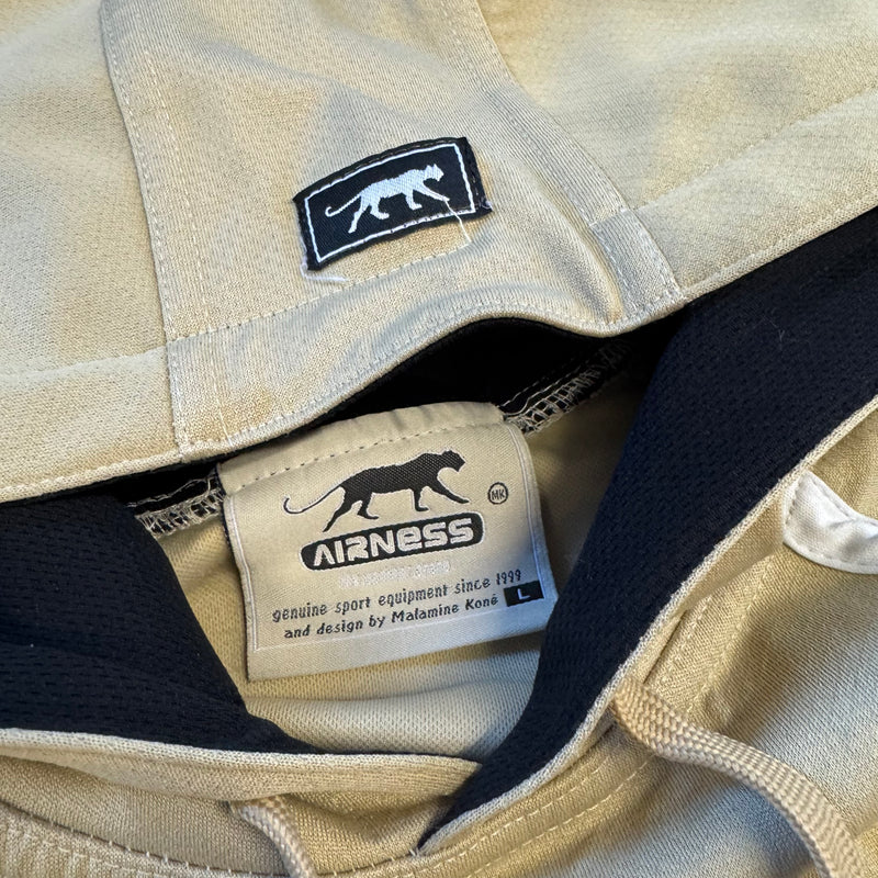 Detailansicht: Sourced limited accessories and clothes Airness streetwear style beige hoodie – Logo, Nähte oder Material