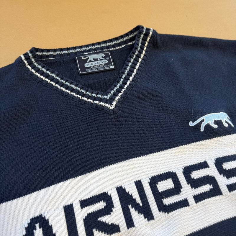 Detailansicht: Sourced limited accessories and clothes Airness vintage knitted v-neck sweatshirt – Logo, Nähte oder Material