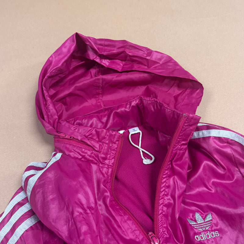Detailansicht: Sourced limited accessories and clothes Adidas shiny pink y2k rainjacket – Logo, Nähte oder Material