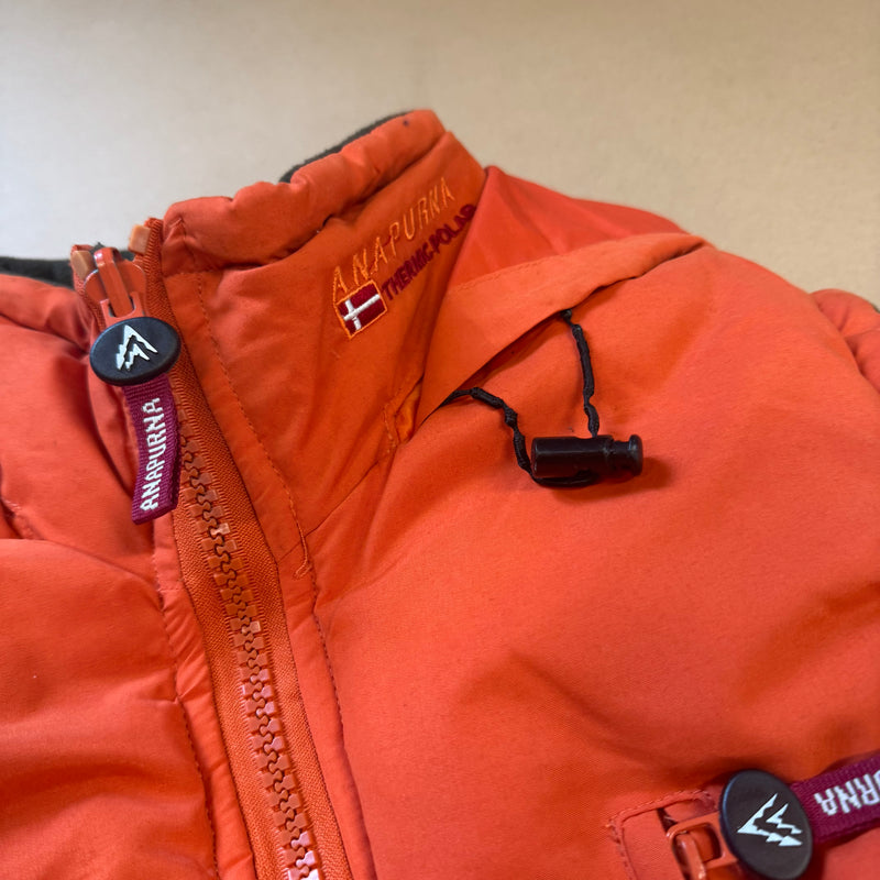 Detailansicht: Sourced limited accessories and clothes Anapurna orange puffer vest – Logo, Nähte oder Material