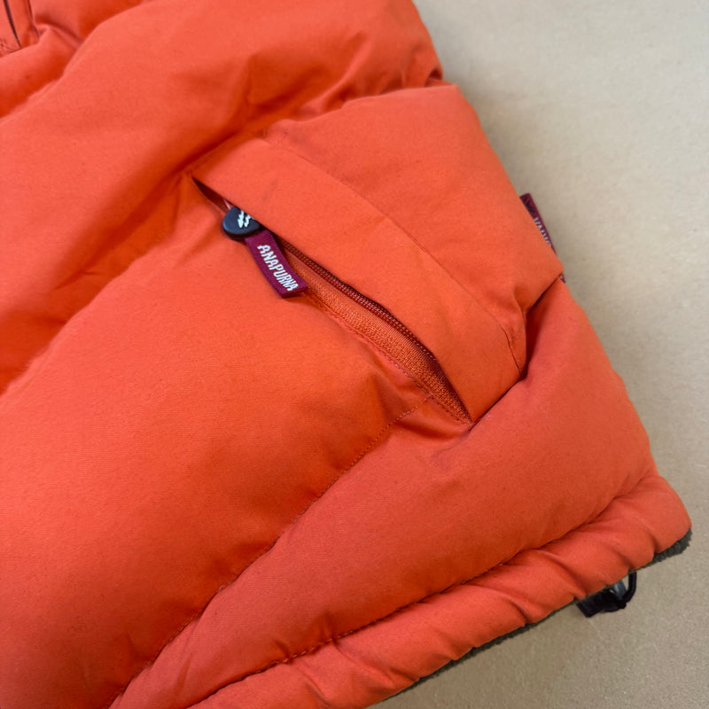 Detailansicht: Sourced limited accessories and clothes Anapurna orange puffer vest – Logo, Nähte oder Material