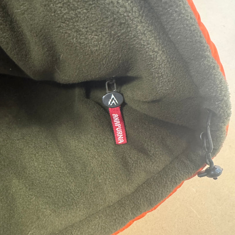 Detailansicht: Sourced limited accessories and clothes Anapurna orange puffer vest – Logo, Nähte oder Material