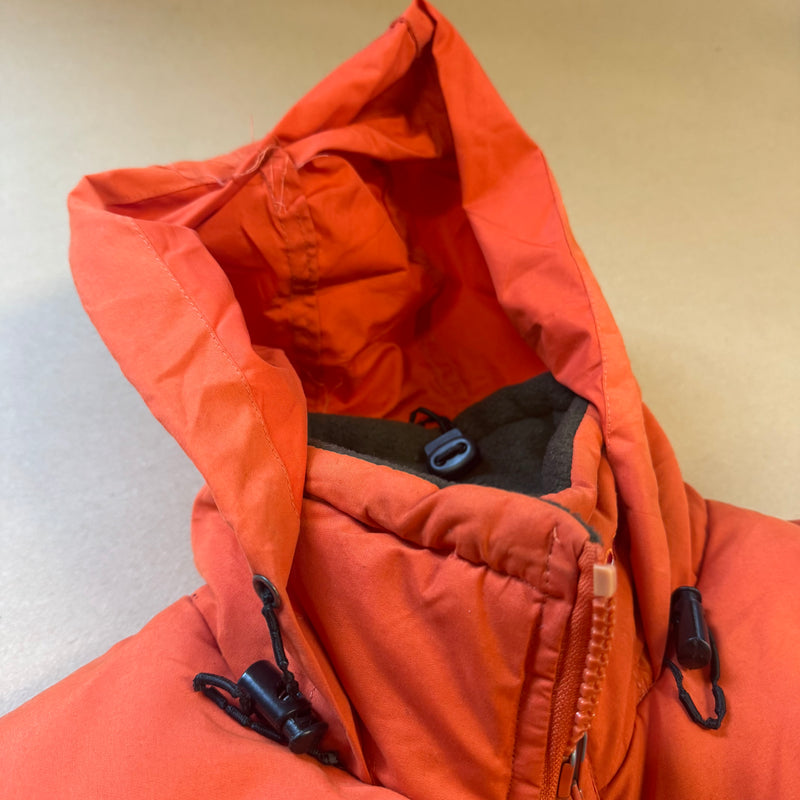 Detailansicht: Sourced limited accessories and clothes Anapurna orange puffer vest – Logo, Nähte oder Material