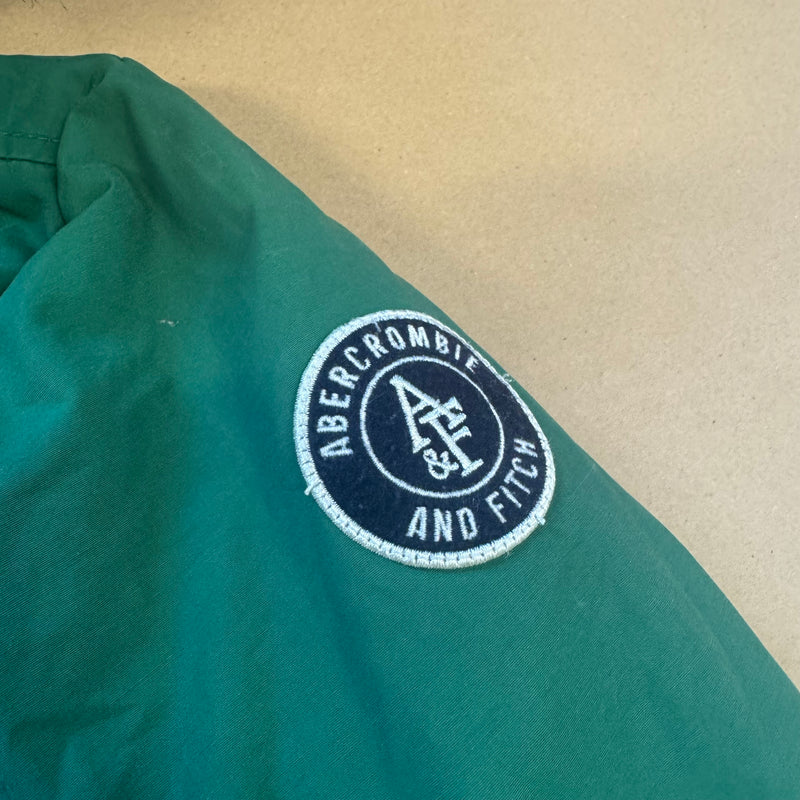 Detailansicht: Sourced limited accessories and clothes Abercrombie and Fitch green winter jacket – Logo, Nähte oder Material
