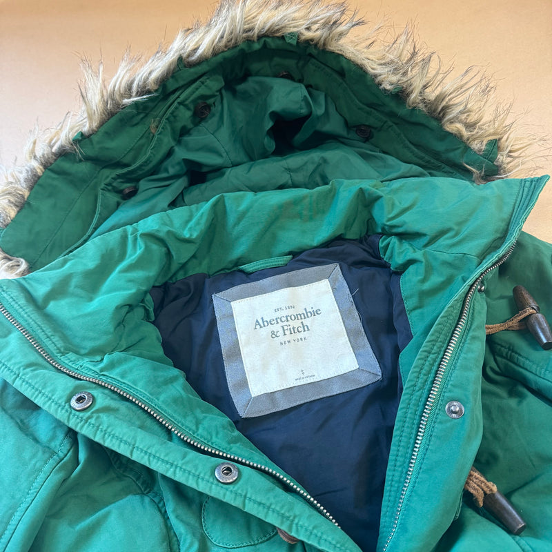 Detailansicht: Sourced limited accessories and clothes Abercrombie and Fitch green winter jacket – Logo, Nähte oder Material