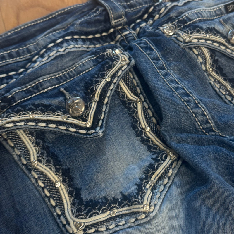 Detailansicht: Sourced limited accessories and clothes Miss Me ripped bootcut jeans reworked – Logo, Nähte oder Material