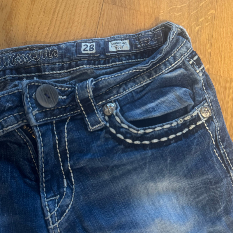 Detailansicht: Sourced limited accessories and clothes Miss Me ripped bootcut jeans reworked – Logo, Nähte oder Material