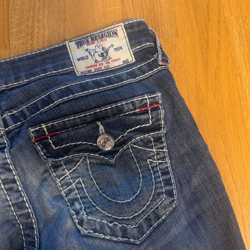 Detailansicht: Sourced limited accessories and clothes True Religion bootcut ripped vintage jeans – Logo, Nähte oder Material