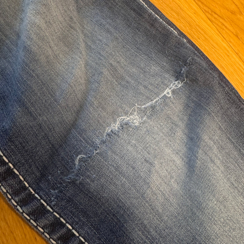 Detailansicht: Sourced limited accessories and clothes True Religion bootcut ripped vintage jeans – Logo, Nähte oder Material