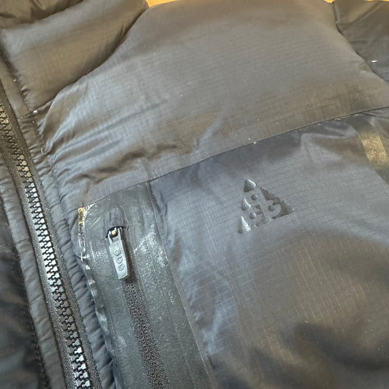 Detailansicht: Sourced limited accessories and clothes Nike ACG black puffer down jacket – Logo, Nähte oder Material