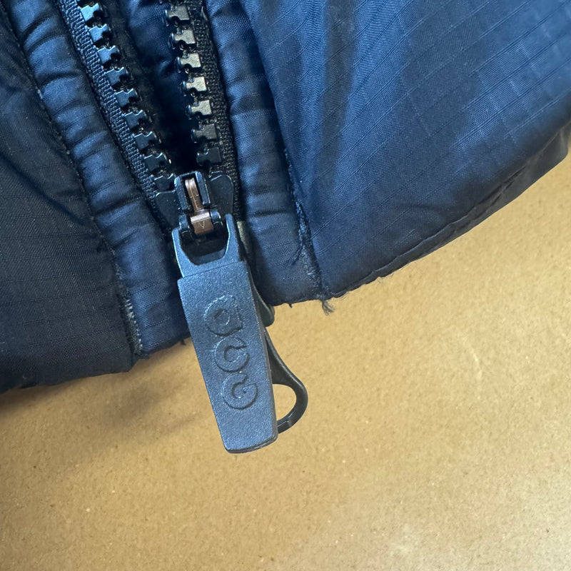 Detailansicht: Sourced limited accessories and clothes Nike ACG black puffer down jacket – Logo, Nähte oder Material