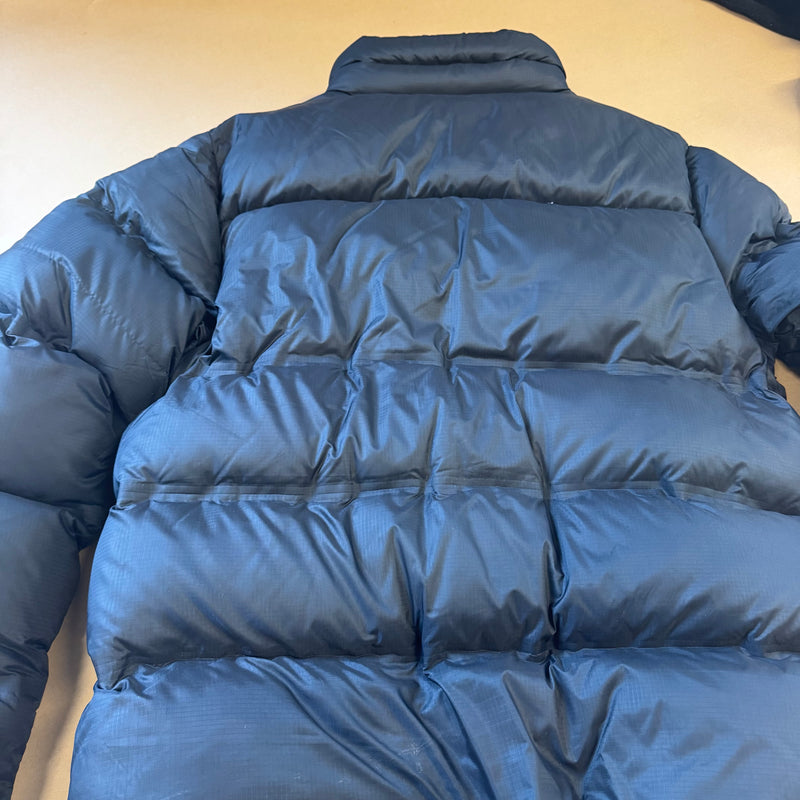 Detailansicht: Sourced limited accessories and clothes Nike ACG black puffer down jacket – Logo, Nähte oder Material