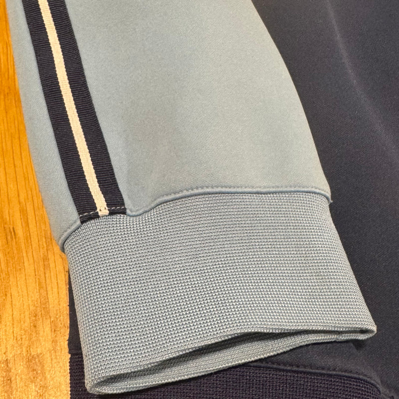 Detailansicht: Sourced limited accessories and clothes Nike vintage 90s blue track jacket – Logo, Nähte oder Material