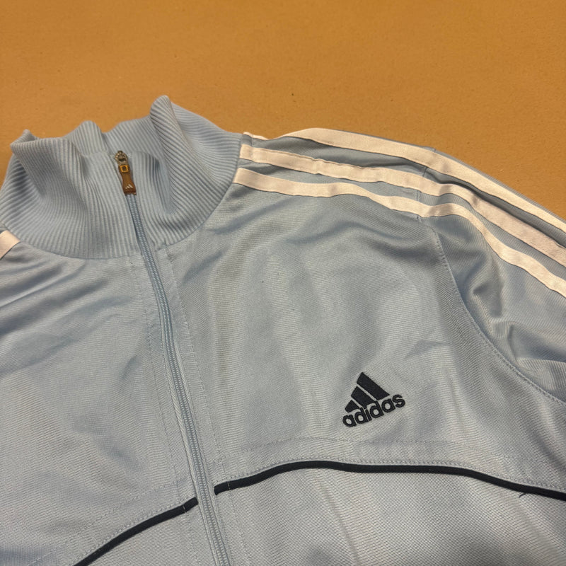 Detailansicht: Sourced limited accessories and clothes Adidas y2k vintage skyblue track jacket – Logo, Nähte oder Material