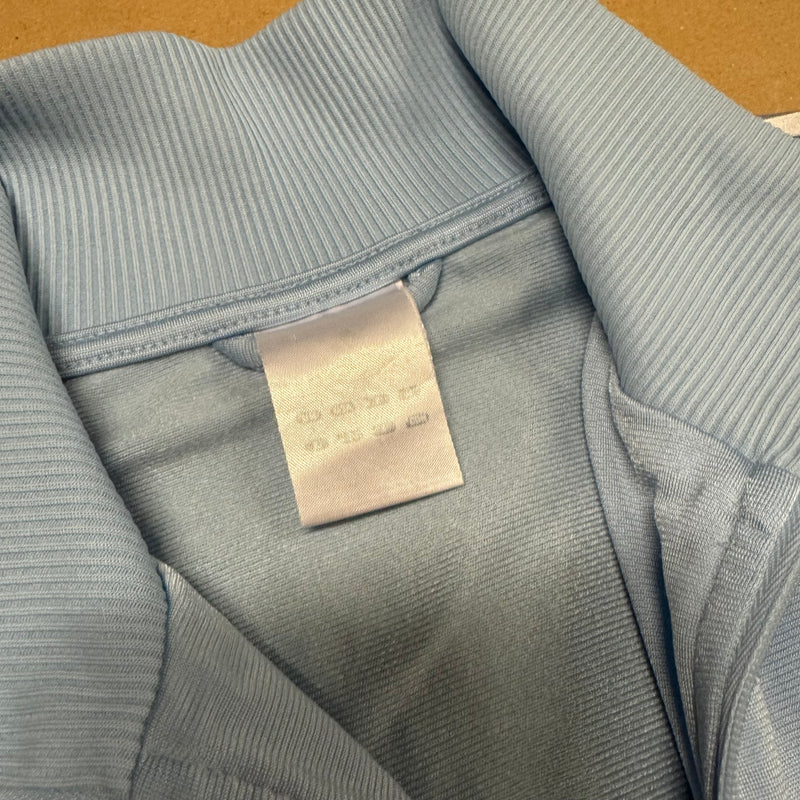 Detailansicht: Sourced limited accessories and clothes Adidas y2k vintage skyblue track jacket – Logo, Nähte oder Material