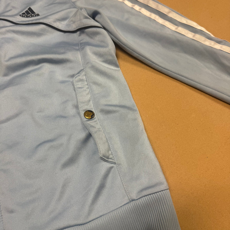 Detailansicht: Sourced limited accessories and clothes Adidas y2k vintage skyblue track jacket – Logo, Nähte oder Material