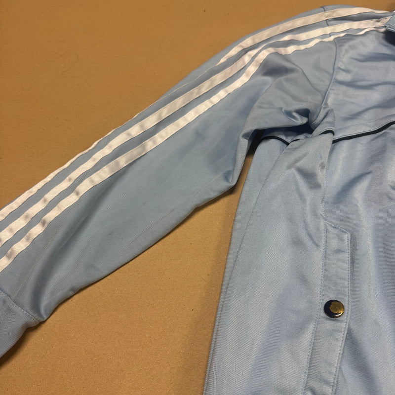 Detailansicht: Sourced limited accessories and clothes Adidas y2k vintage skyblue track jacket – Logo, Nähte oder Material