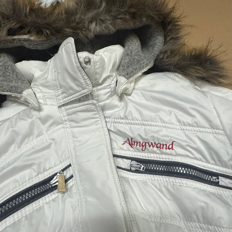Detailansicht: Sourced limited accessories and clothes Almgwand white functional winter jacket – Logo, Nähte oder Material