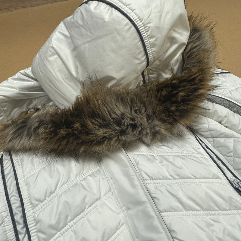 Detailansicht: Sourced limited accessories and clothes Almgwand white functional winter jacket – Logo, Nähte oder Material