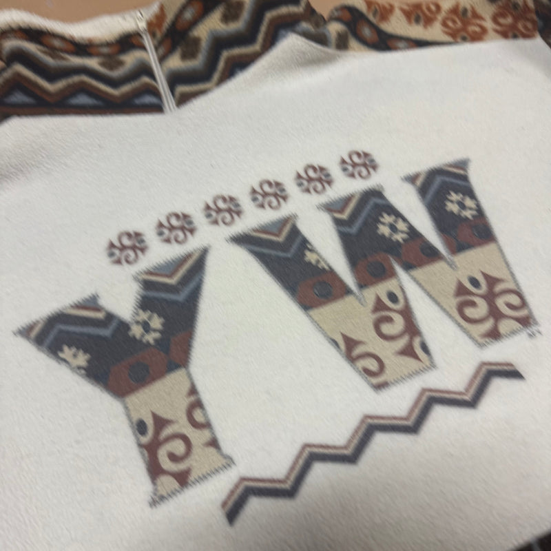 Detailansicht: Sourced limited accessories and clothes YW vintage fleece sweatshirt – Logo, Nähte oder Material