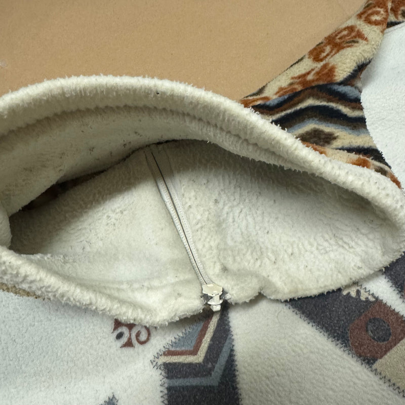 Detailansicht: Sourced limited accessories and clothes YW vintage fleece sweatshirt – Logo, Nähte oder Material