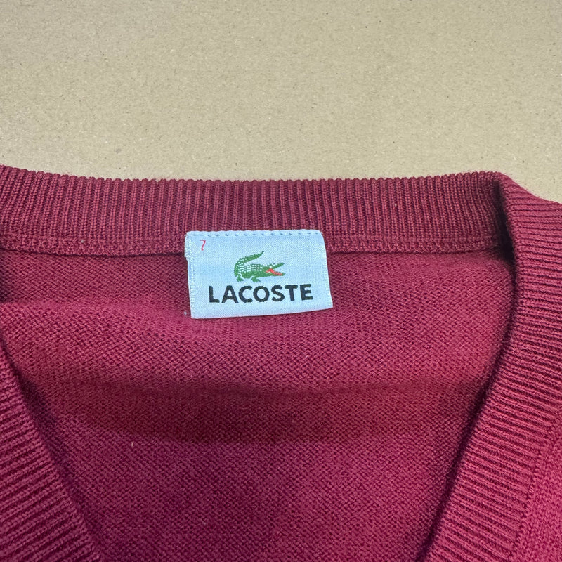Detailansicht: Sourced limited accessories and clothes Lacoste vintage burgundy v-neck sweater – Logo, Nähte oder Material