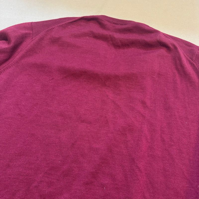 Detailansicht: Sourced limited accessories and clothes Lacoste vintage burgundy v-neck sweater – Logo, Nähte oder Material