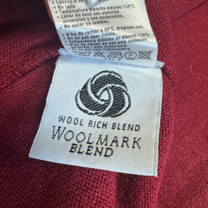 Detailansicht: Sourced limited accessories and clothes Lacoste vintage burgundy v-neck sweater – Logo, Nähte oder Material