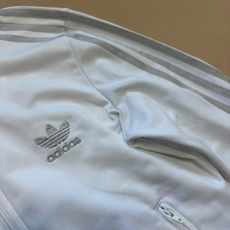 Detailansicht: Sourced limited accessories and clothes Adidas retro y2k white track jacket – Logo, Nähte oder Material
