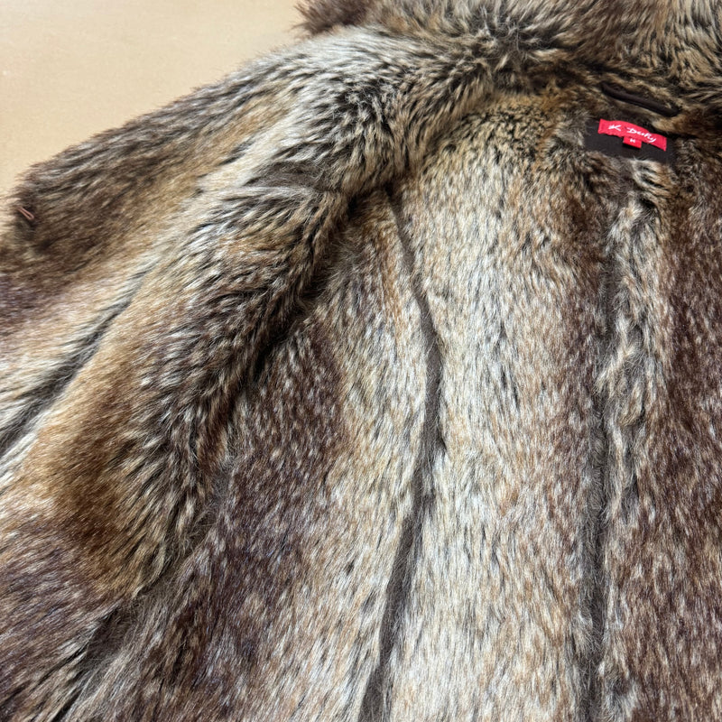 Detailansicht: Sourced limited accessories and clothes Derhy vintage fur-like patches vest – Logo, Nähte oder Material