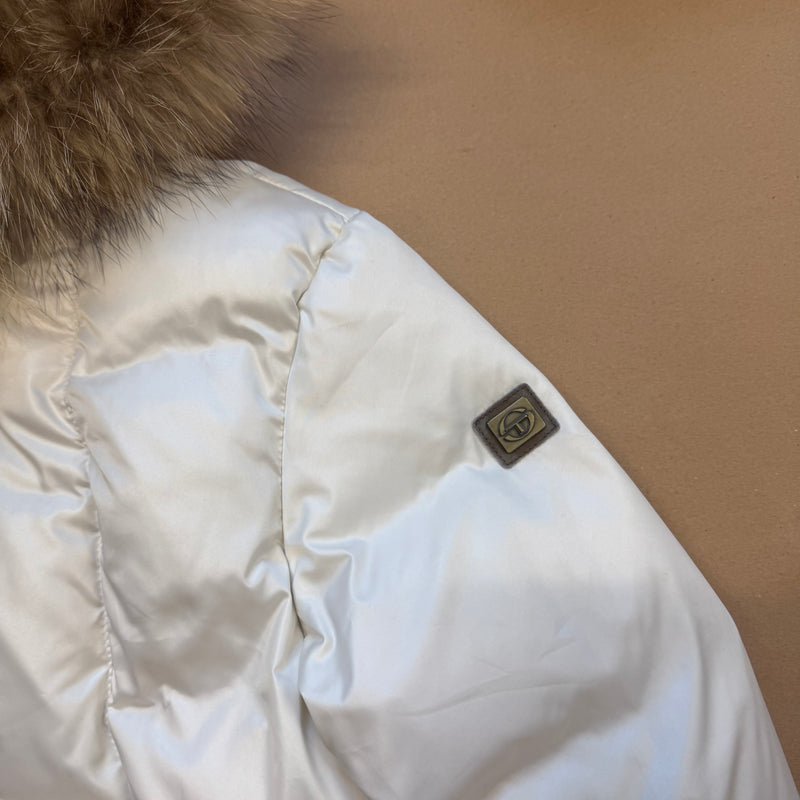 Detailansicht: Sourced limited accessories and clothes Sergio Tacchini white fur winter jacket – Logo, Nähte oder Material