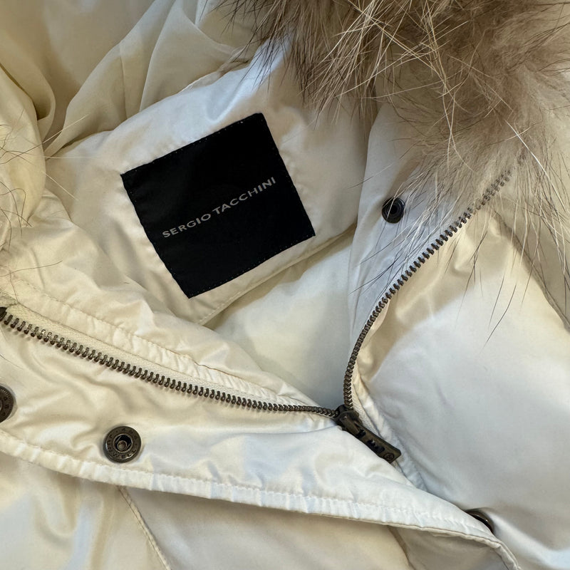 Detailansicht: Sourced limited accessories and clothes Sergio Tacchini white fur winter jacket – Logo, Nähte oder Material