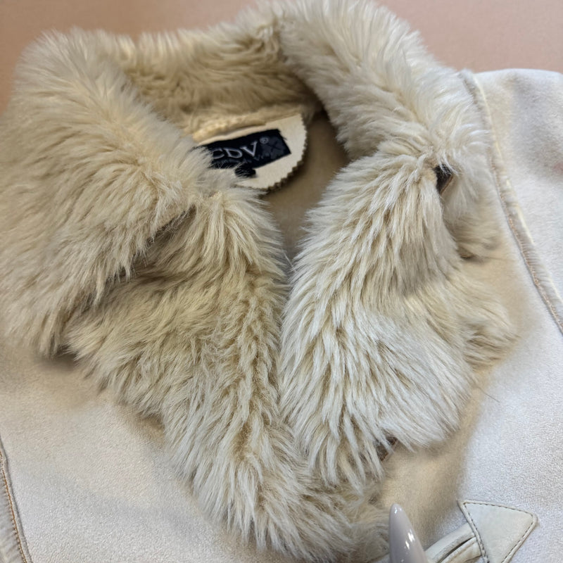 Detailansicht: Sourced limited accessories and clothes Comme de Vrai fur-like beige coat – Logo, Nähte oder Material