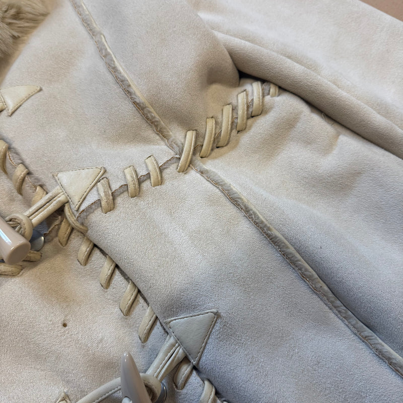 Detailansicht: Sourced limited accessories and clothes Comme de Vrai fur-like beige coat – Logo, Nähte oder Material