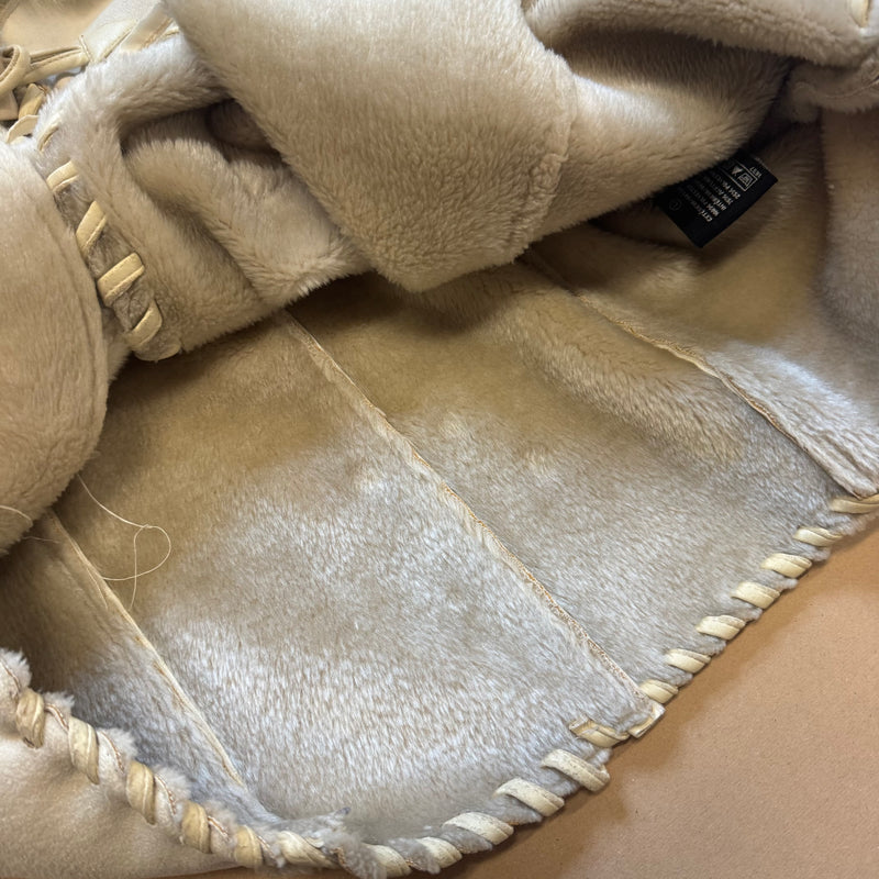 Detailansicht: Sourced limited accessories and clothes Comme de Vrai fur-like beige coat – Logo, Nähte oder Material